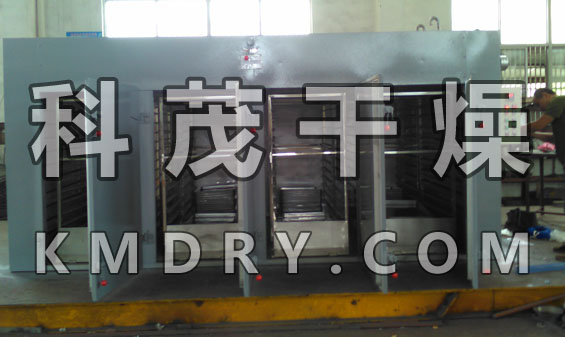 CT-C型系列熱風(fēng)循環(huán)烘箱配用低噪音耐高溫軸流風(fēng)機(jī)和自動(dòng)控溫系統(tǒng)，整個(gè)循環(huán)系統(tǒng)全封閉，使烘箱的熱效率從傳統(tǒng)的烘房3-