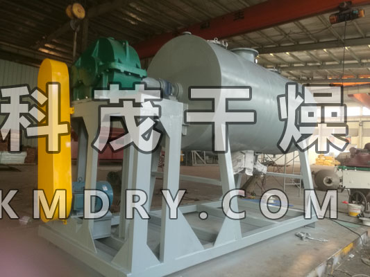 真空耙式真空干燥機(jī)也稱(chēng)為耙式真空干燥機(jī)，是傳導(dǎo)型動(dòng)態(tài)真空類(lèi)干燥設(shè)備，有軸熱式真空耙式干燥機(jī)、真空敲擊棒耙式干燥