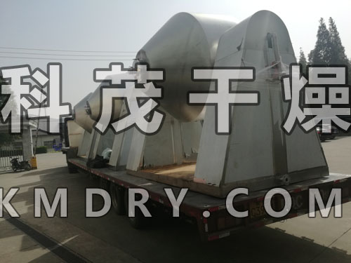 常州科茂干燥設(shè)備有限公司雙錐回轉(zhuǎn)真空干燥機(jī)集混合干燥為一體，簡(jiǎn)化了工作程序，內(nèi)部結(jié)構(gòu)簡(jiǎn)單，操作省時(shí)省力，油加熱